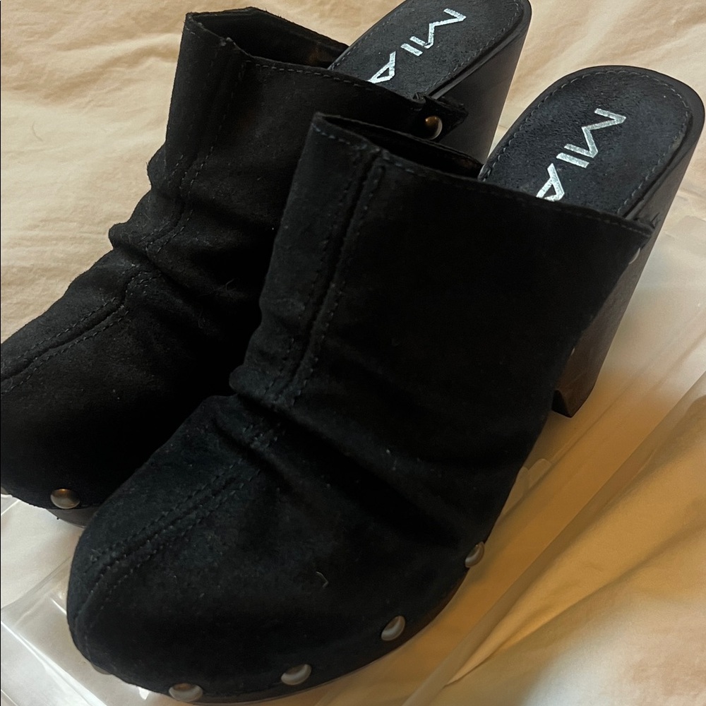 MIA Dark NAVY- Wood and Suede Block Women's Clogs- size 8